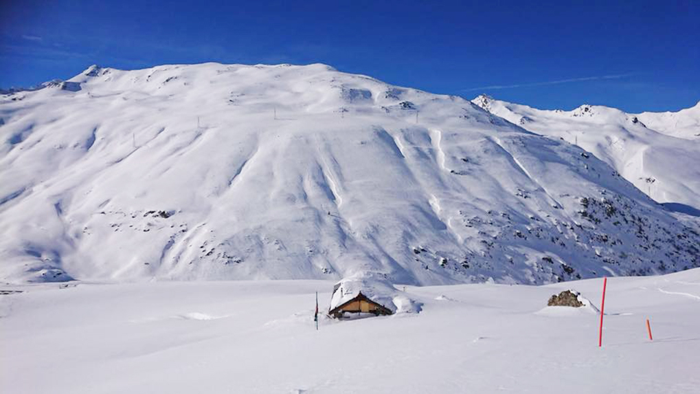 La Cabane du Plan du Jeu sous la neige en hiver
