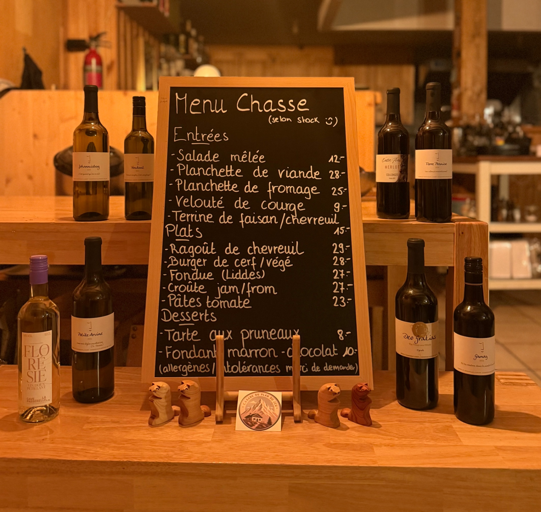 L'ardoise du menu de chasse à la carte de la cabane